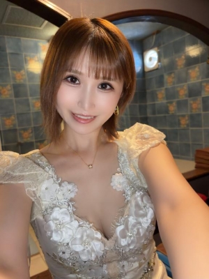 広島県広島市中区のソープ ロイヤル女子寮の写メ日記　白ドレス画像